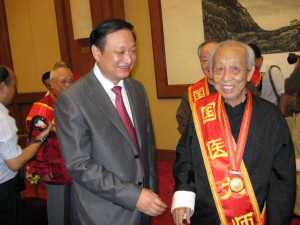 卫生部副部长、国家中医药管理局局长王国强（前左）接见<a href=