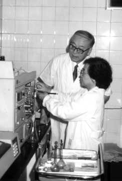 与妻子陆丽珠一起做双秦滴眼液实验