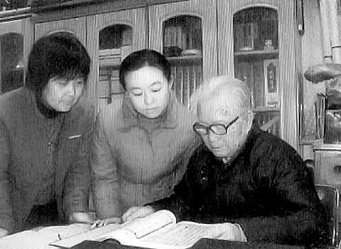 张灿玾（右一）为博士研究生讲课